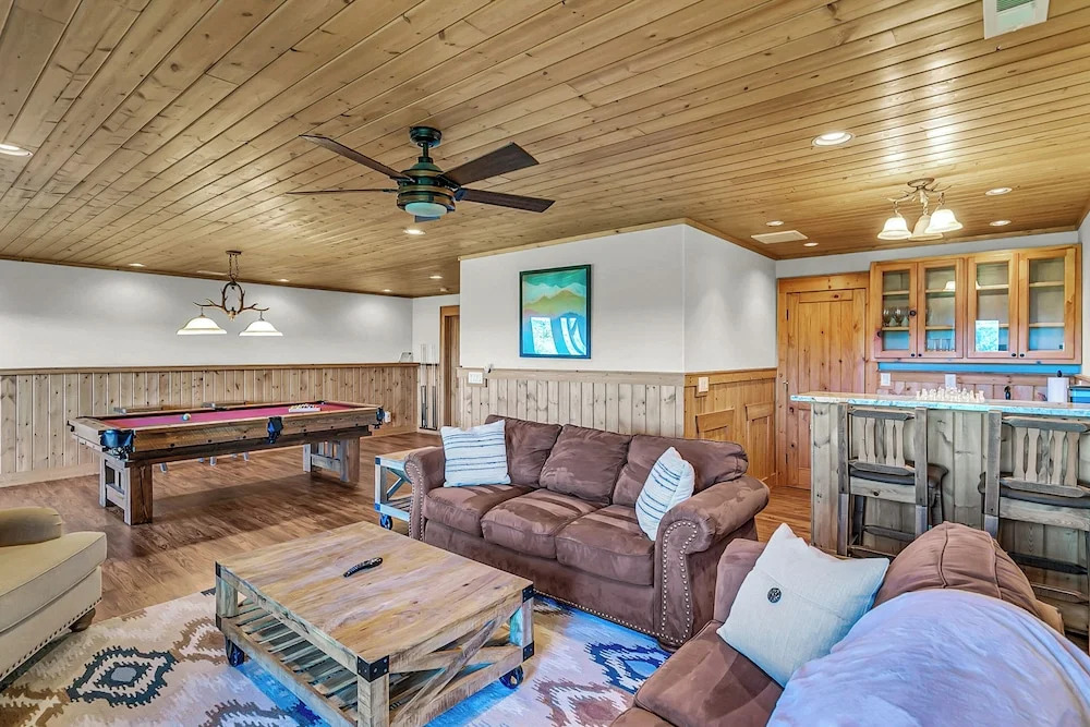 4 Mi to Sapphire Ski! Mtn-view Cabin w/ Deck