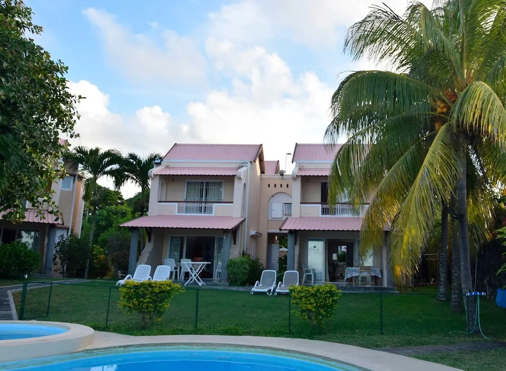 Residence With 6 Seafront Bungalows and Swimming