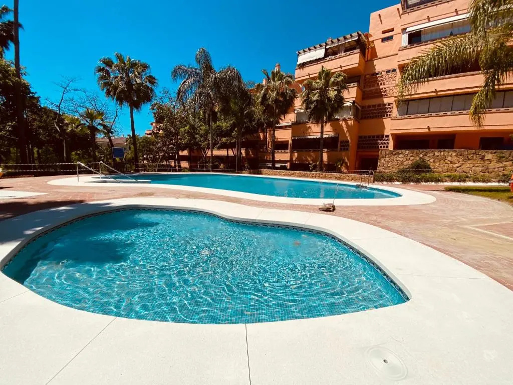 Marbella Costa Nagueles piscina y playa 6p