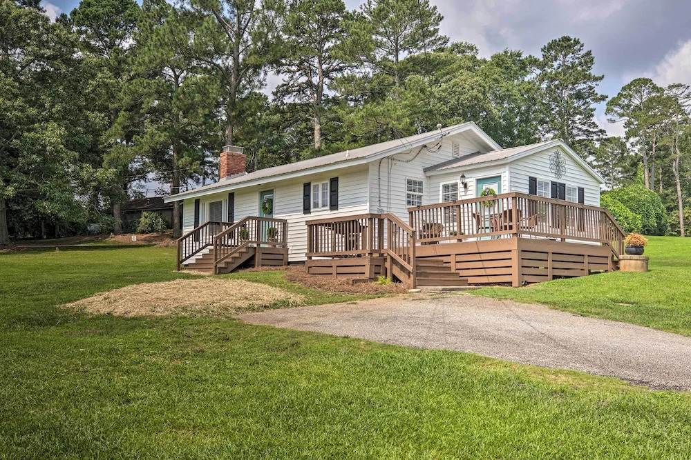 Idyllic Getaway w/ Deck ~ 4 Mi to Dtwn Athens