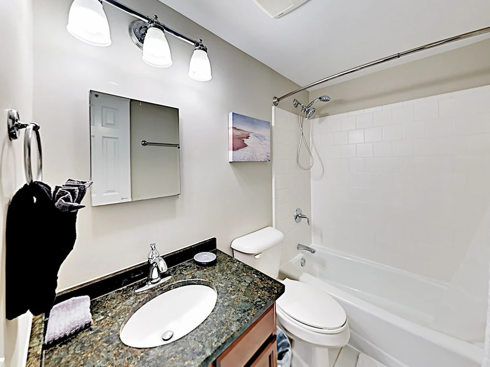 New Listing! 2 Amazing Units, Walk To Forsyth Park 4 Bedroom Duplex