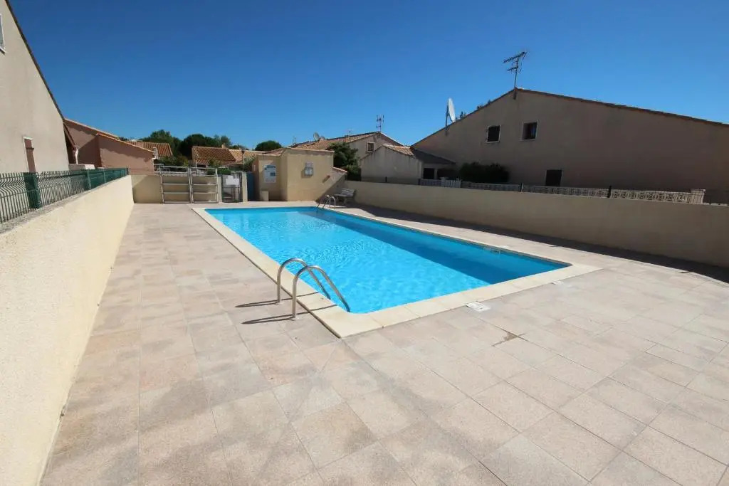 Jolie maison dangle, pour 4 couchages, terrasse, résidence piscine commune à 400m plage de PORTIRAGNES PLAGE LRJP134