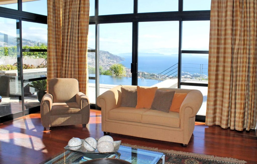 Fabulous villa, heated pool, games room, overlooking Funchal | Villa Luz