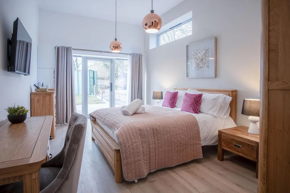 Suite 12 - Sleeping Giant Hotel - PEN Y CAE Inn