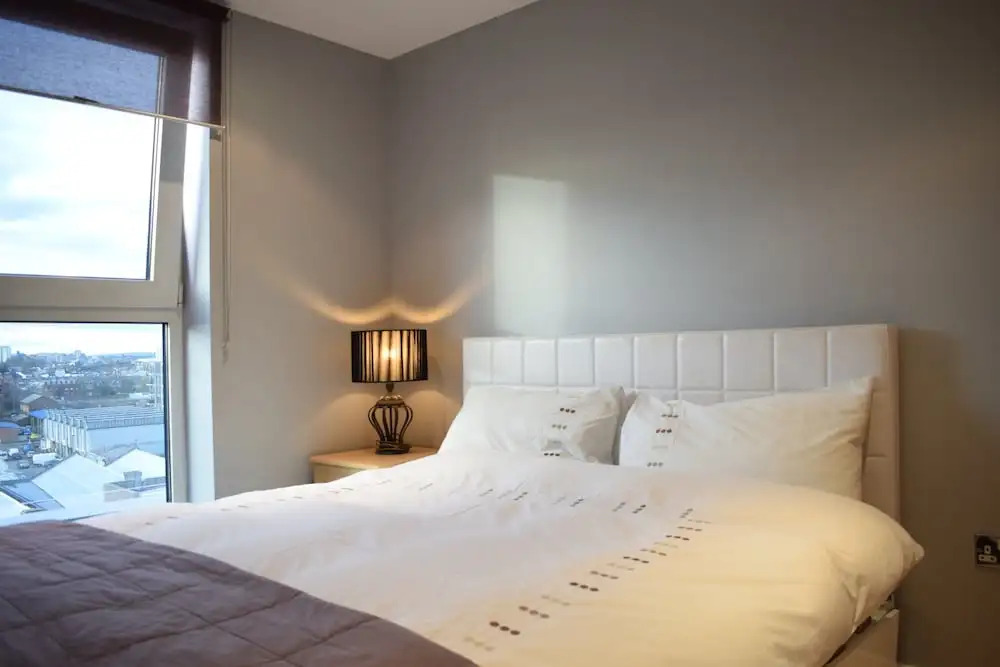 Modern 2 Bedroom Apartment Near Chelsea Harbour With Balcony
