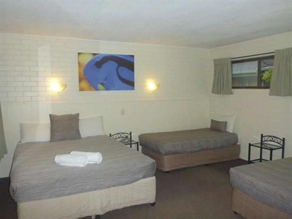 Twin Pines Motel