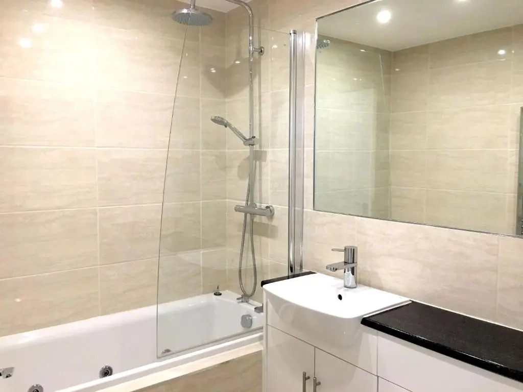 Superb 3-Bed 2-Bath with Wifi: Trendy Fitzrovia W1