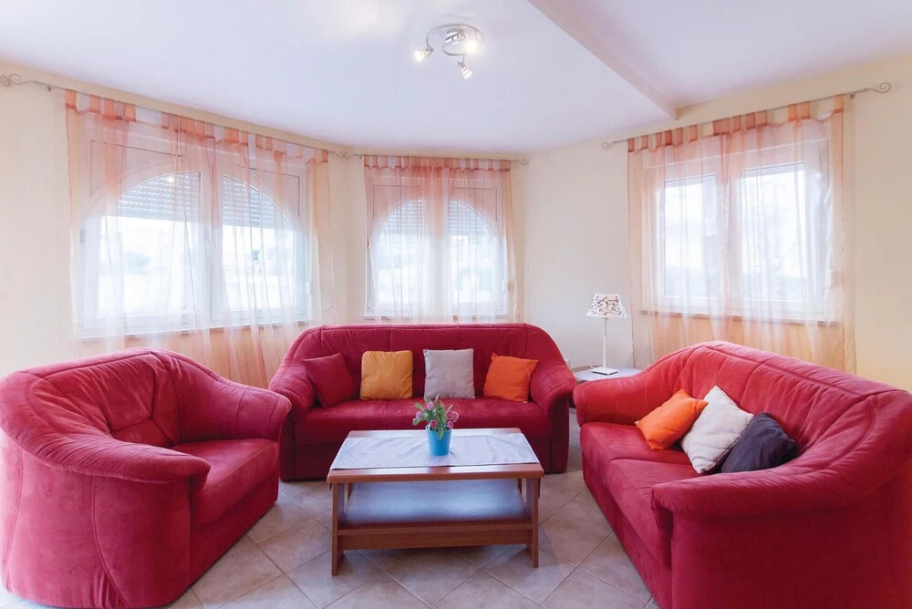 Beautiful Home in Palit With 4 Bedrooms and Wifi