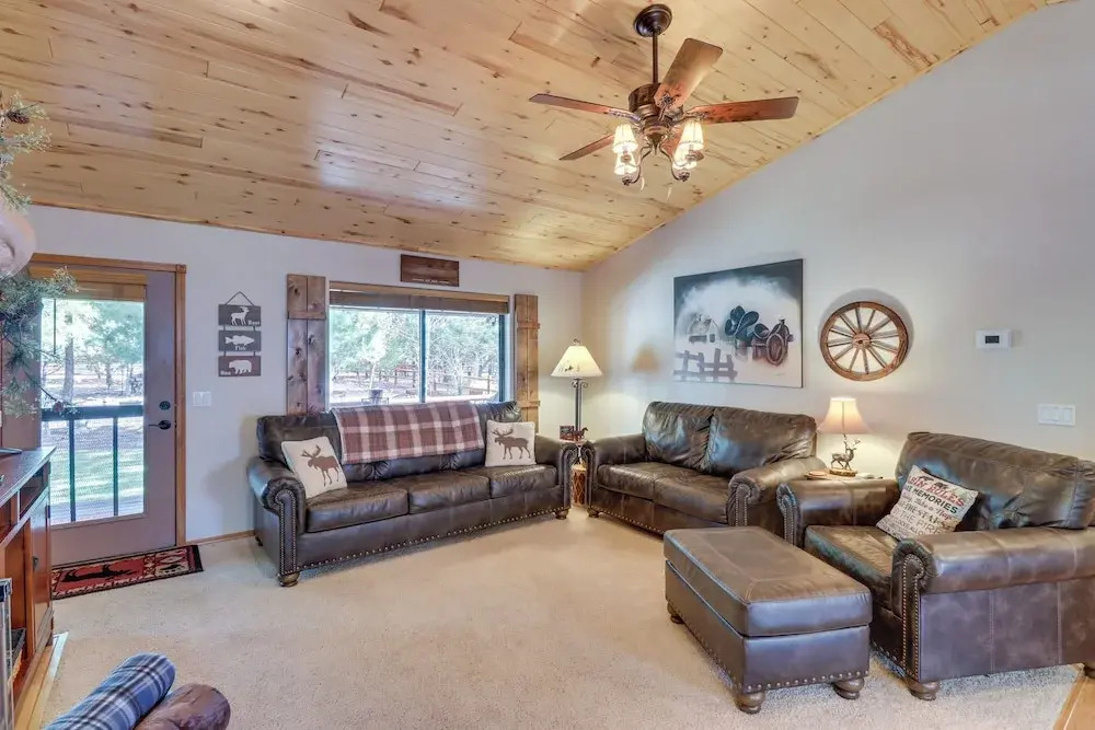 3 Mi to Fool Hollow Lake: Cozy Cabin w/ Fire Pit