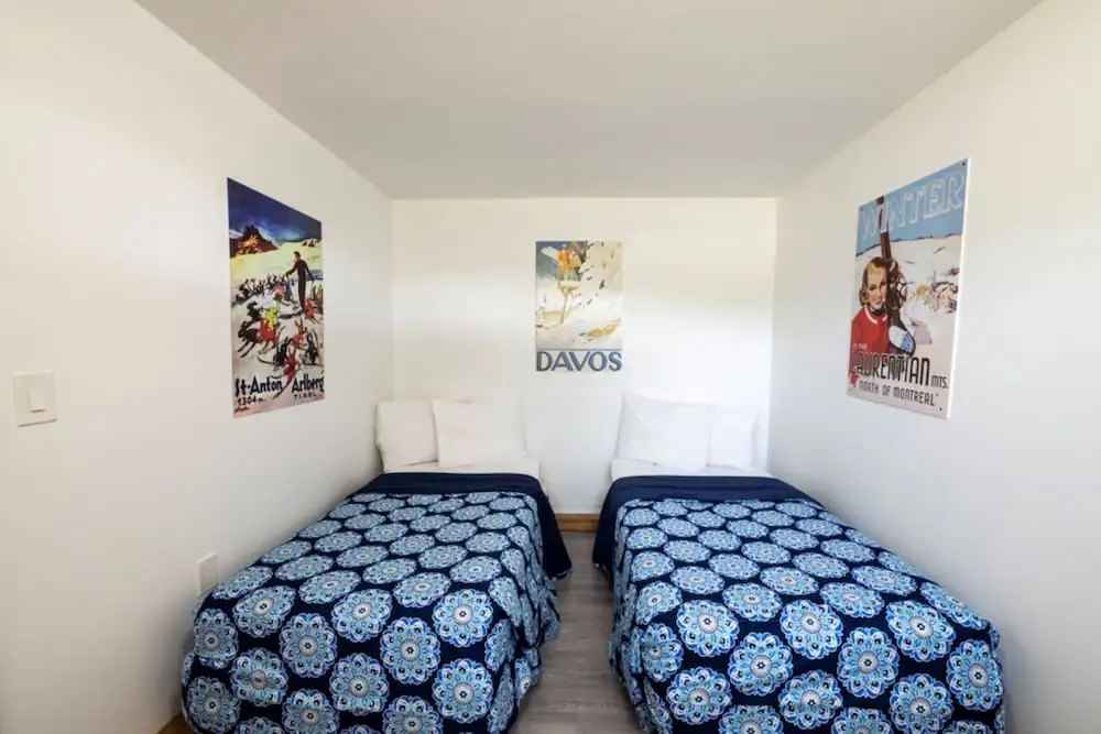 Spacious 8 bdrm Blue Mountain Cottage, Perfect for Large Groups, Private Beach, BBQ, Hot Tub, Sauna