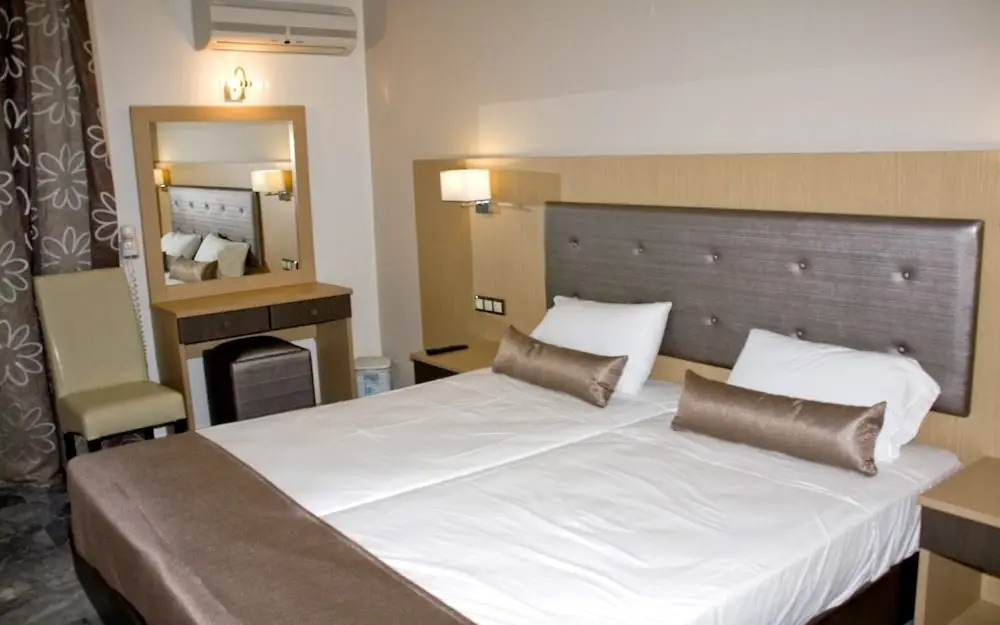 Lintzi Hotel
