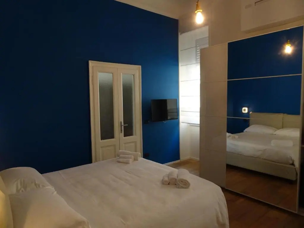 Blue design suite in Casa epoca Isola Garibaldi