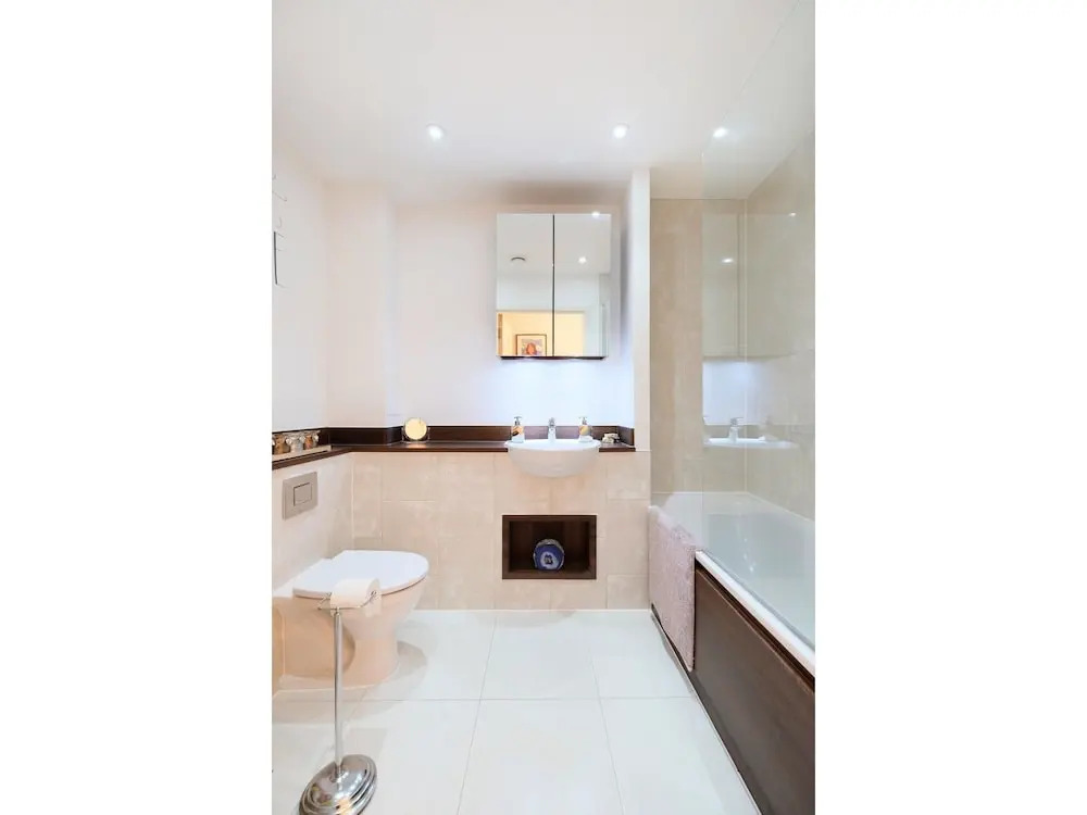 Cozy, Modern 1BR Brixton Flat For 5