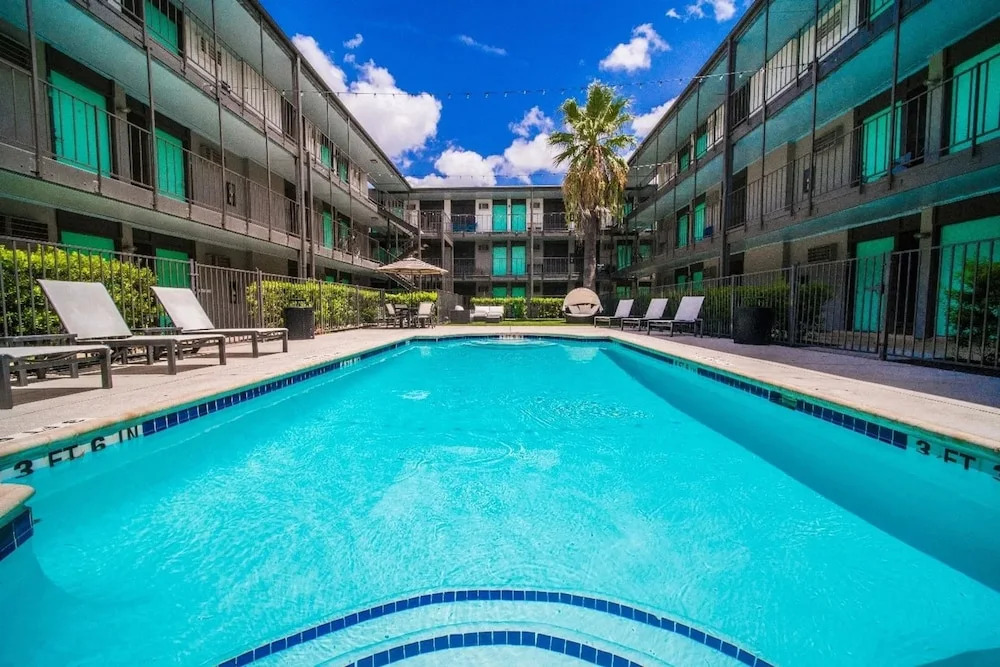 Charming King Bed 1BR w Pool 5 Min to DT