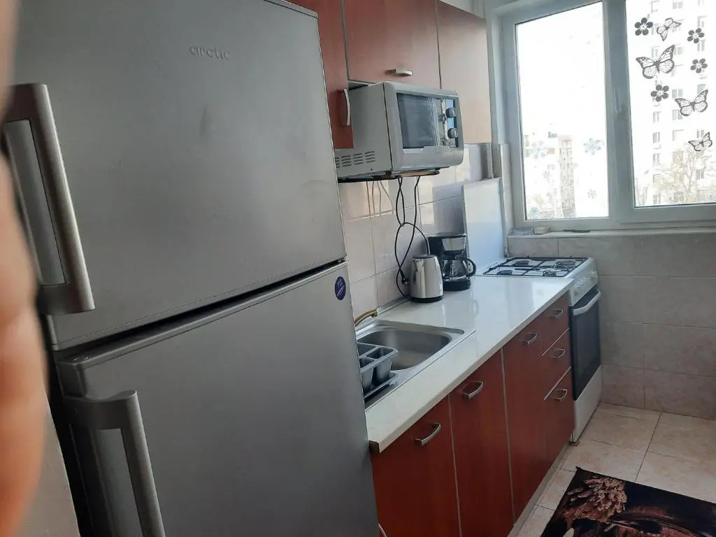 Apartament 3 camere semidecomandat