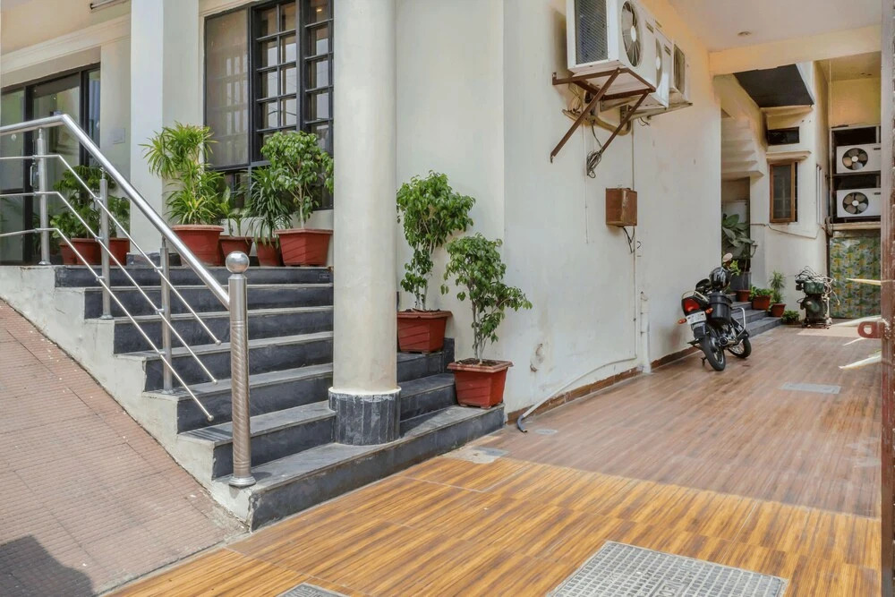 FabHotel Tekarees Inn Hazratganj