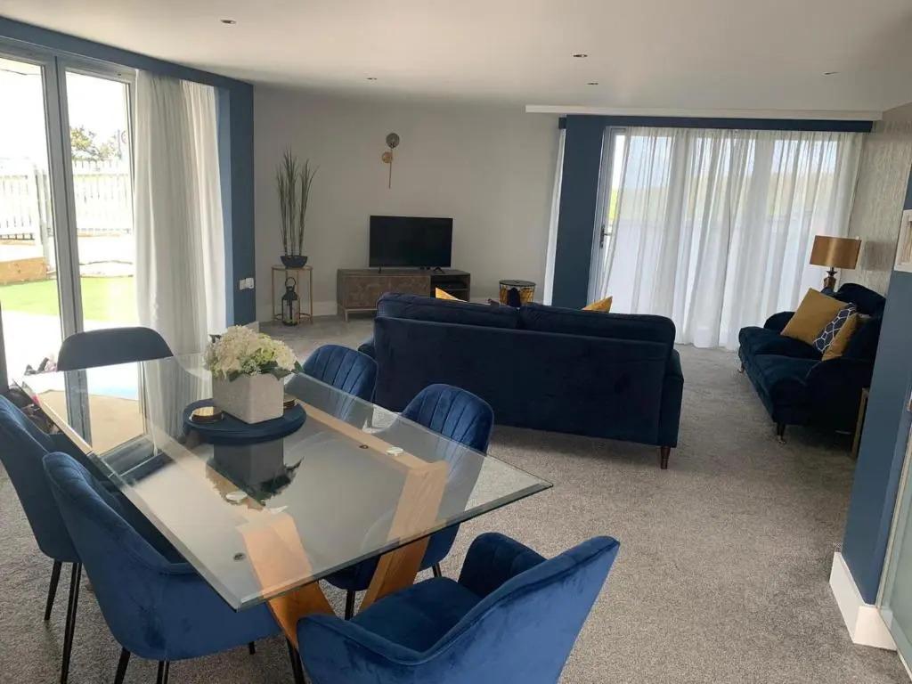 Beautiful 3 bedroom apartment by the Sea