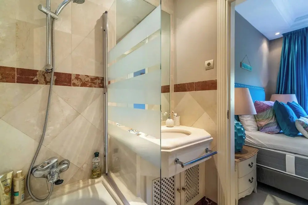 Luxury 2-bed Apartment Elviria - Pool, Sauna & gym