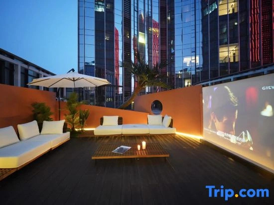 Yiyu Swimming Pool Hotel (Wu Yi Square IFS)