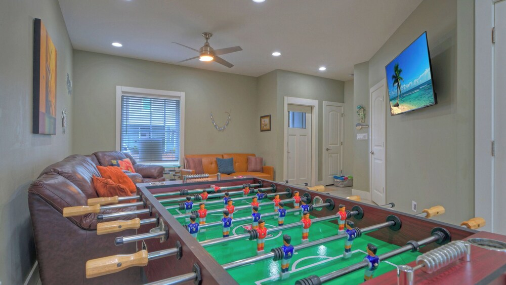 Sleeps 19 2 Homes w/ Pool, Foosball+shuffleboard Mins to the Beach + Shops