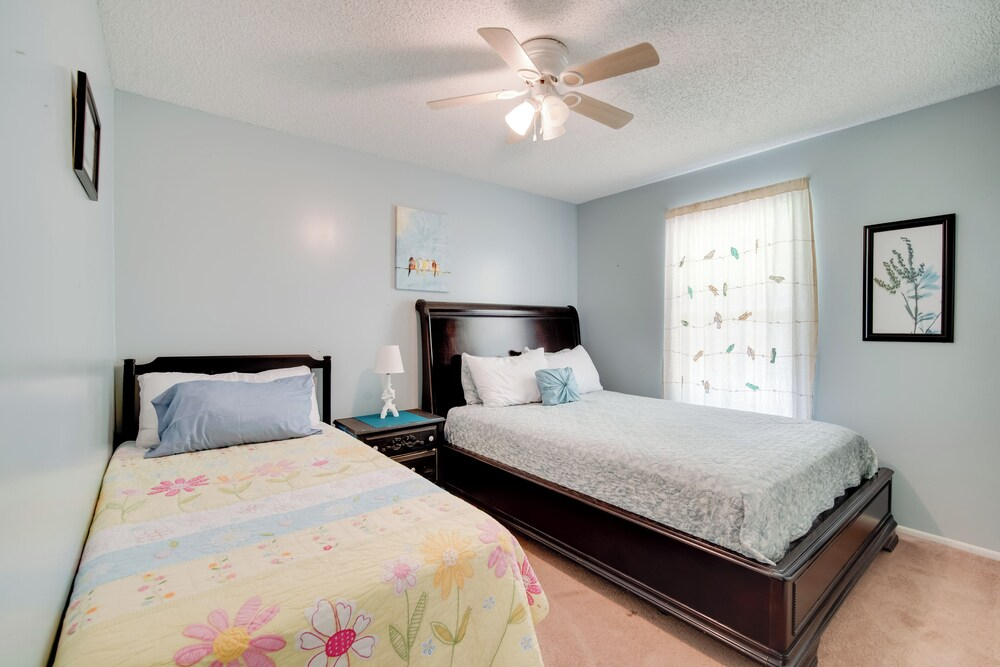 Docks + Balcony: Peaceful River Abode in Dunnellon