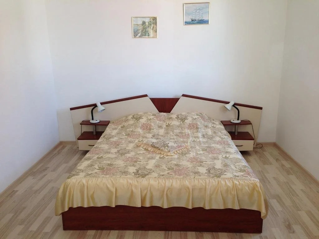 Gloria Holiday House