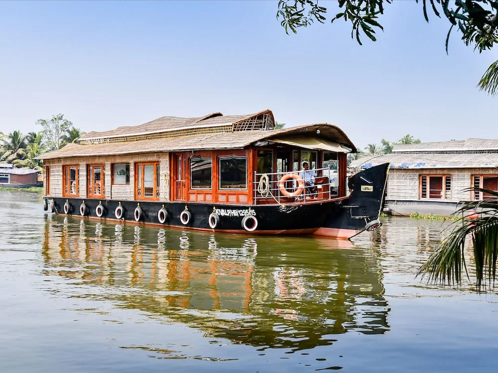 Oyo 24606 Waves And Wind 3Bhk Houseboat