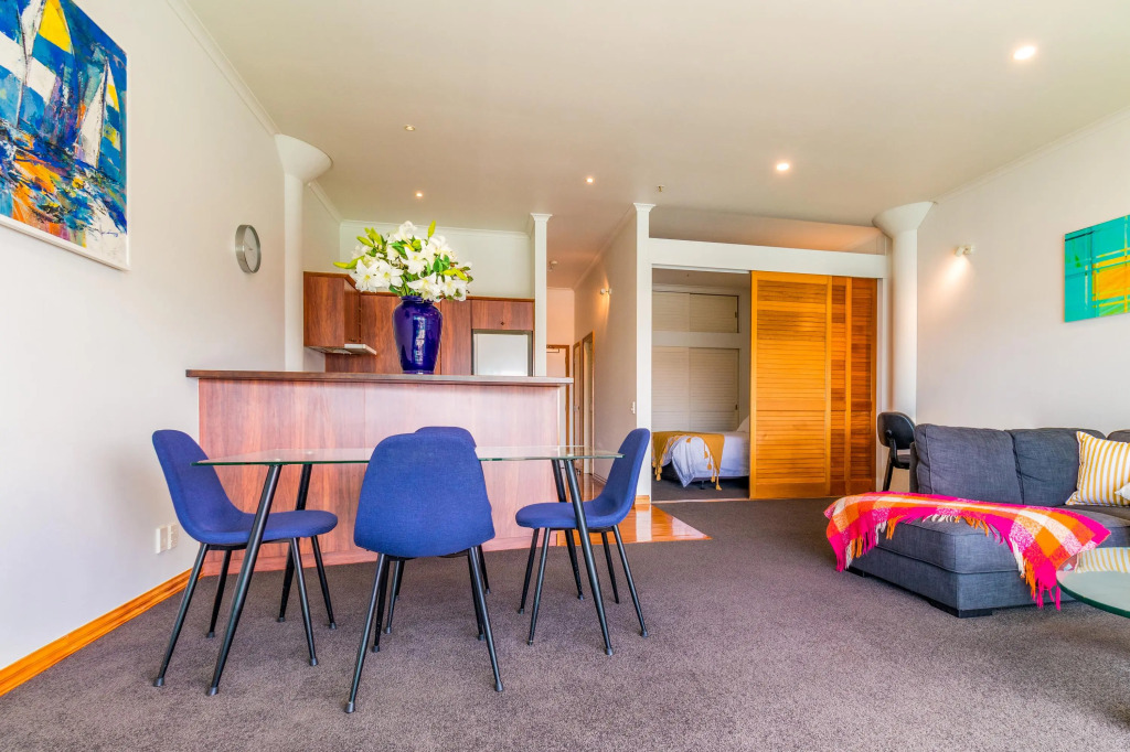 Beautiful sea views - Large 1 Br Free Parking