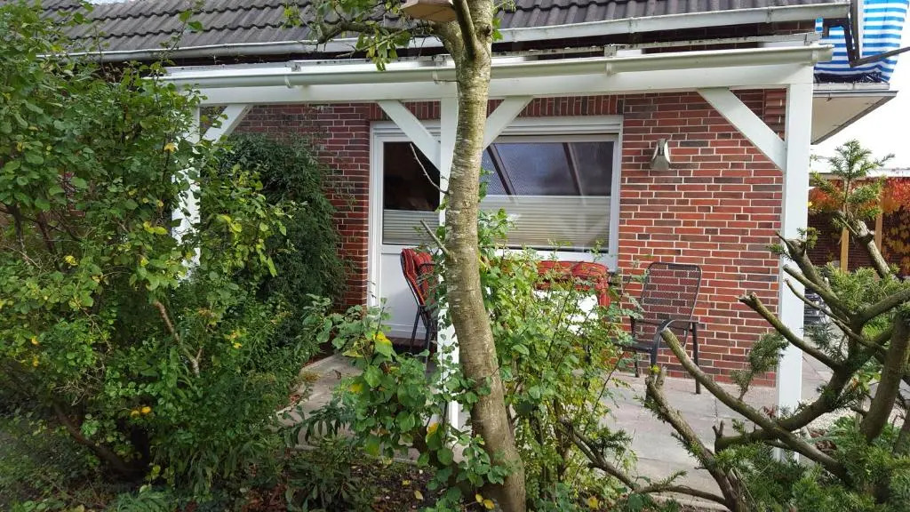 Wohnung 1 mit überdachte Terrasse zum Garten Nähe Strand und Hafen Bensersiel