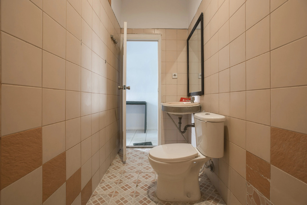 RedDoorz Plus near Jakarta Kota Station