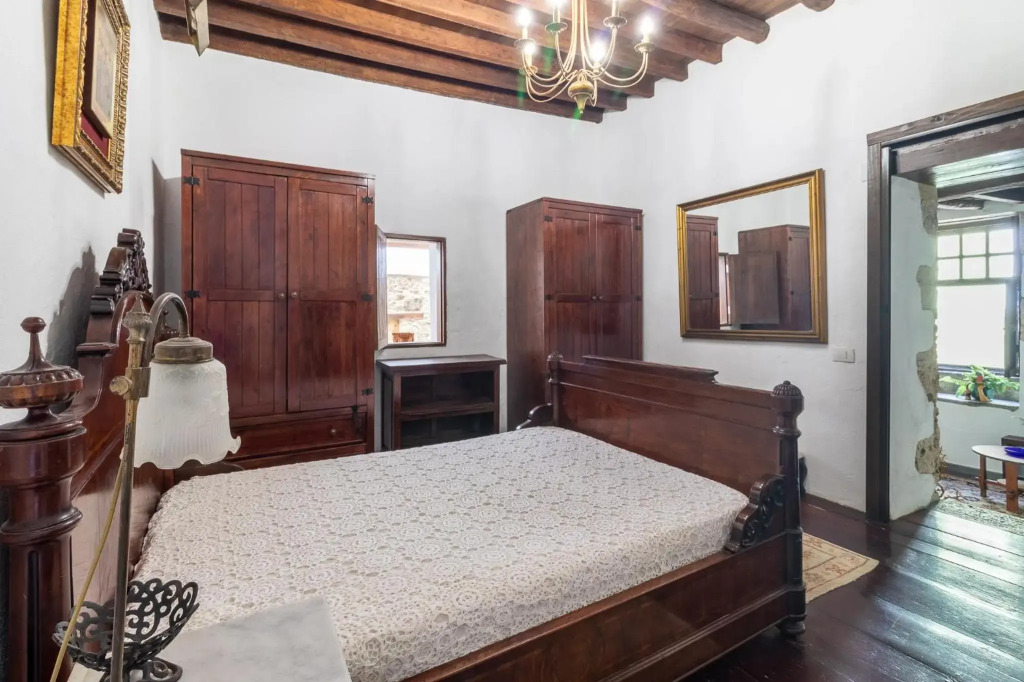 Amiga Mia Traditional House