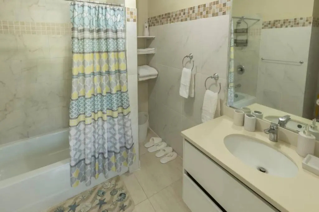 The Oasis Penthouse 1 BR w/ AC WiFi & 24/7 sec.
