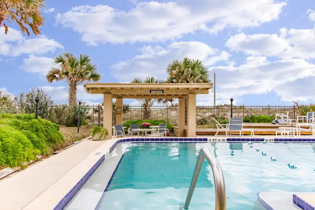 Beachcomber 301, 2 Bedrooms, Near Mayo Clinic, Sleeps 4, Pool