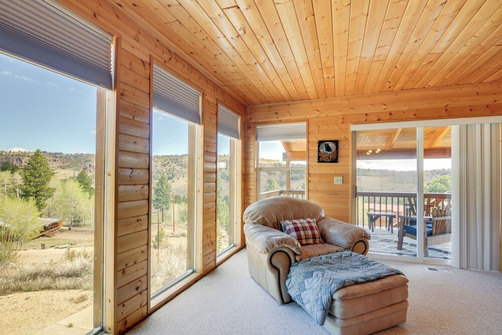 Pet-friendly Cabin < 1 Mi to Panguitch Lake!