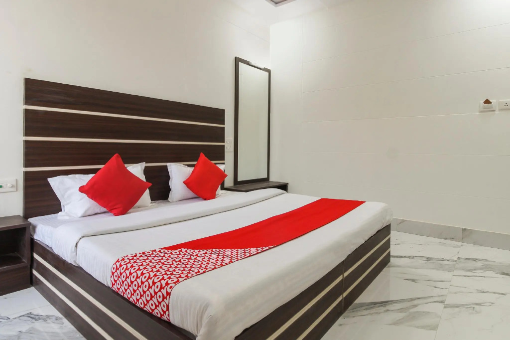OYO 65596 Hotel Hira Ganga