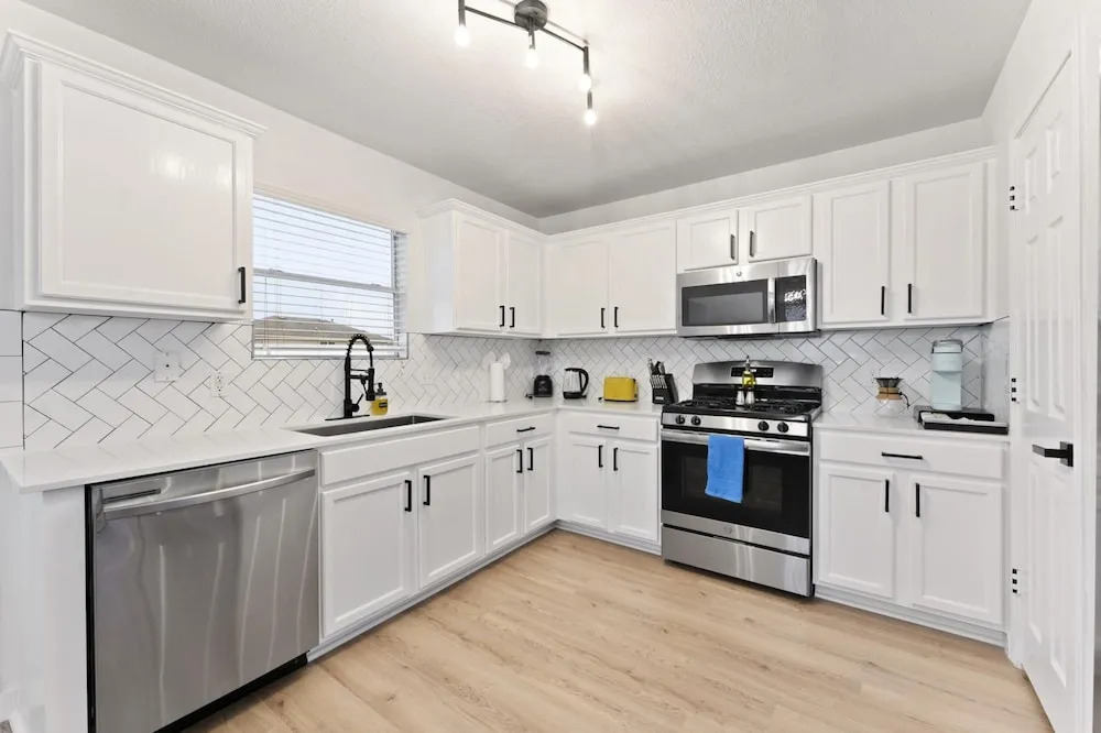 Modern & Homey 3BR Home, Remote Work Friendly, King Beds, Fast WiFi