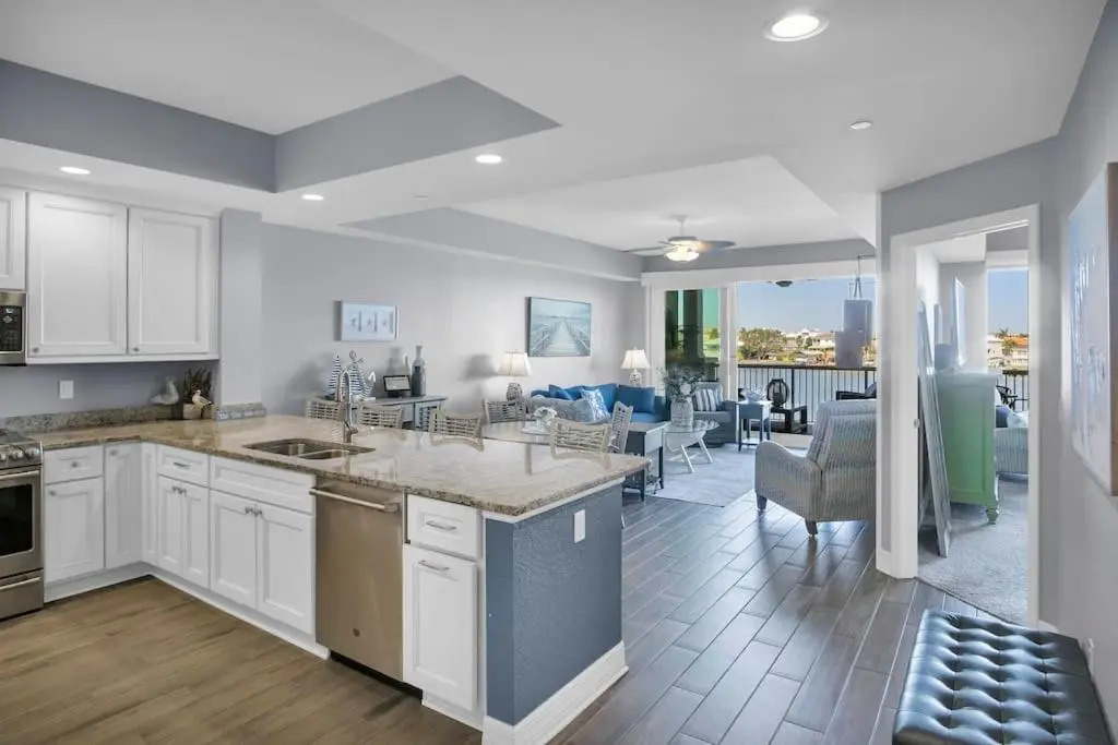 Waterfront -3BR - 2Kings -Pool Balcony - Beach
