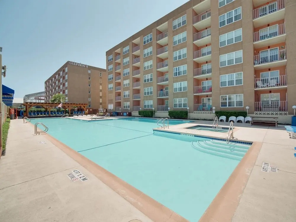 Relaxing , Great Location, 3 Minute Walk To The Beach 2 Bedroom Condo by RedAwning