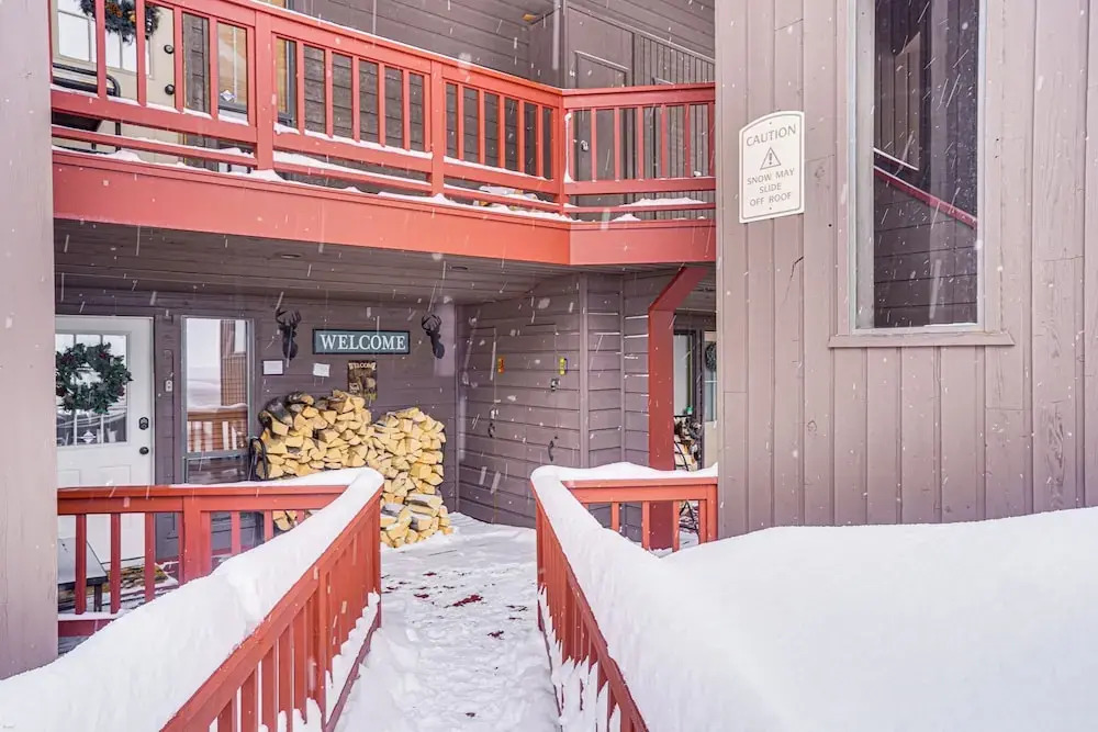 Ski-in, Ski-out Brian Head Condo w/ Fireplace!