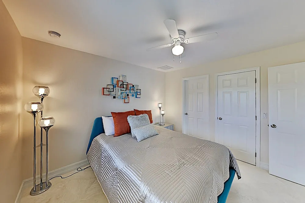 Tropical W/ Screened Lanai, Saltwater Pool 4 Bedroom Home