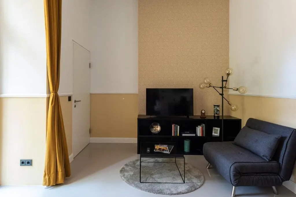 Feel the city life from the Gustav Klimt studio