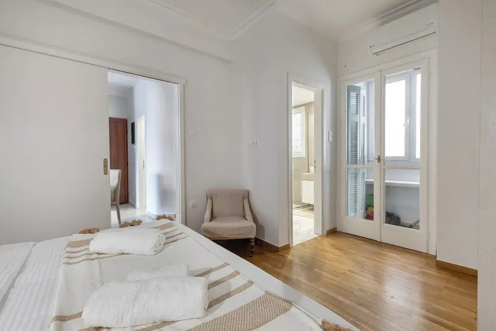 Attica - Captivating 2-Bedroom Apt & Balcony in Athens
