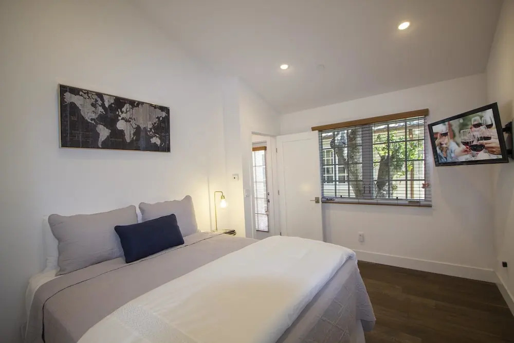 Beautifully Remodled 3/3 Walk To Shops, Restaurants, Close To World Class Golf