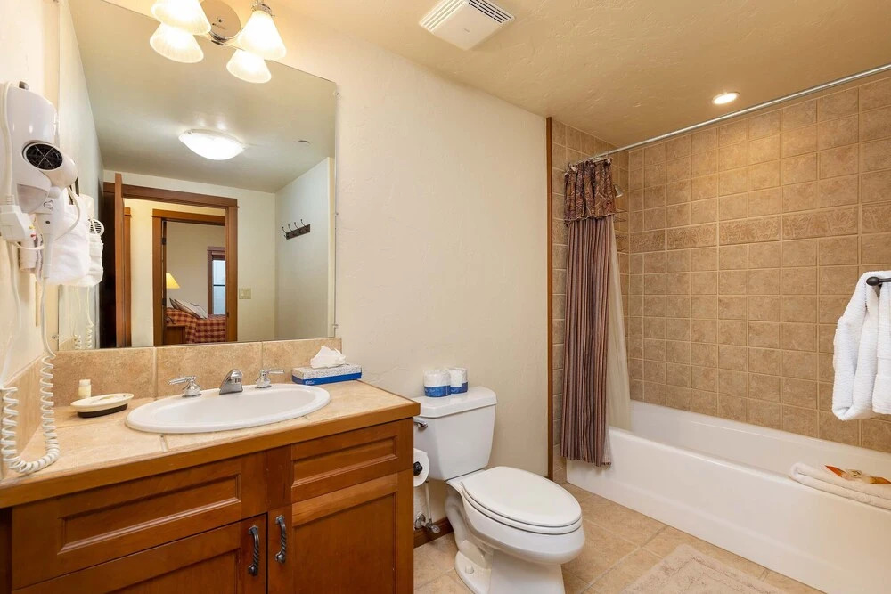 212 Oro Grande 2 Bedroom Condo by Redawning