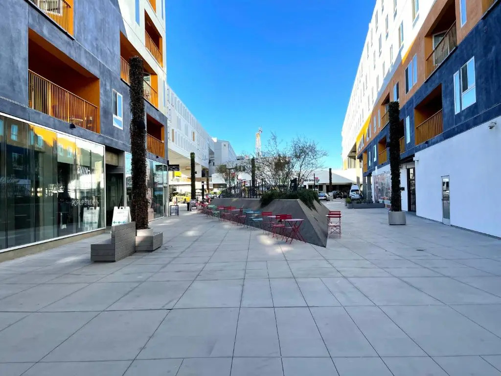 Perfect Apt w Parking in Arts District DTLA B4