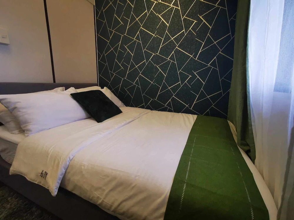 One Bedroom Balcony With Great Location and Value