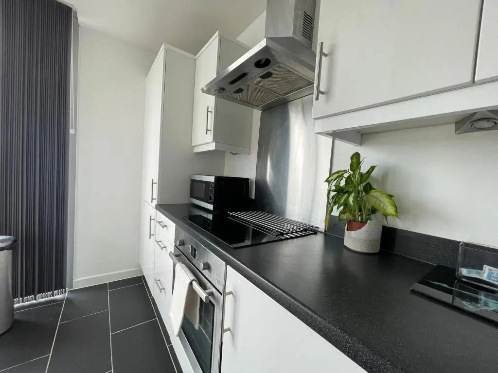 City Centre 2 Bedroom 2 Bathroom Apartment with Free Parking, Super-Fast Wifi and Smart TV with SkyTV