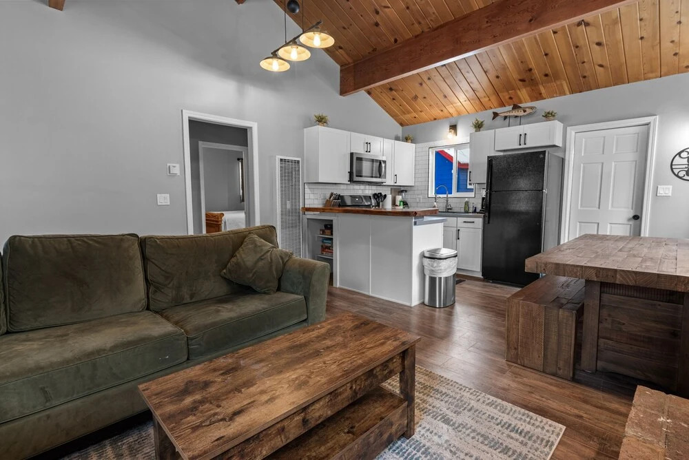 Mountain Memories - Greatly Located In A Quiet Neighborhood! Beautiful Porch And A Fenced Backyard! 2 Bedroom Home
