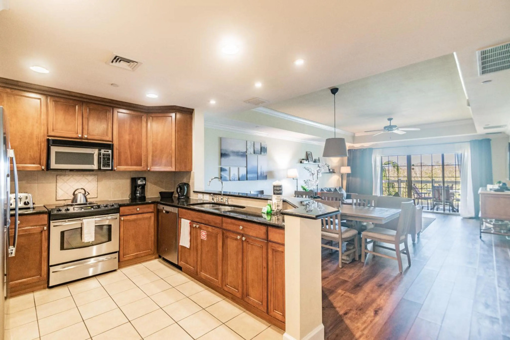 A DISNEY REUNION! 5 Heated Pools, New, Near Dis, Sleeps 8