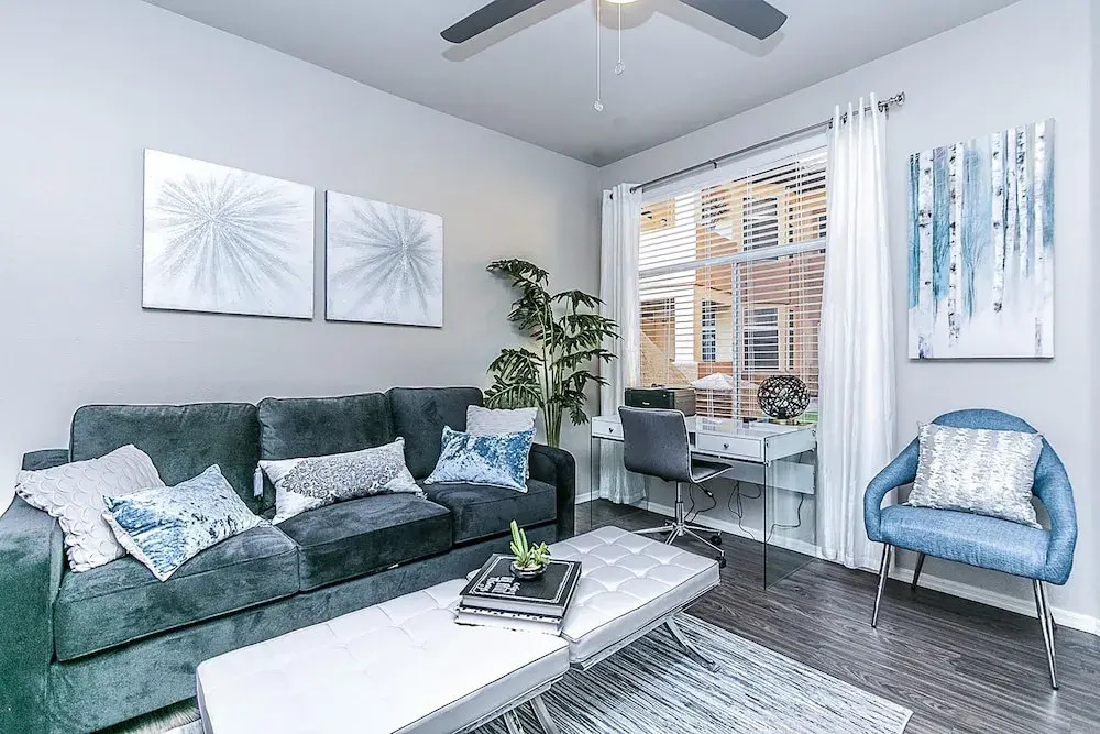 Executive King, Close to Shops, Dining, Golf w Parking 1064